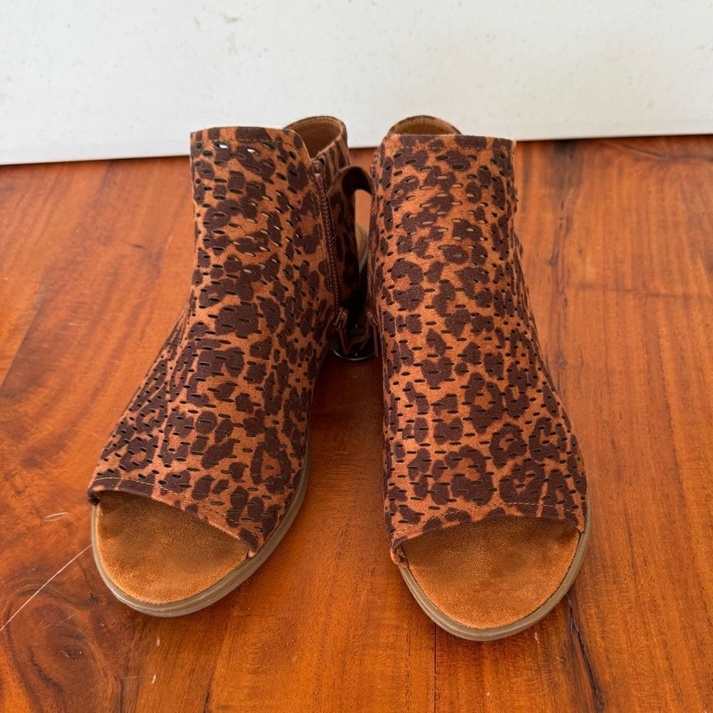 BARETRAPS Scotlyn Open Toe Sandal / Flat- Auburn (Leopard), Size US 6.5